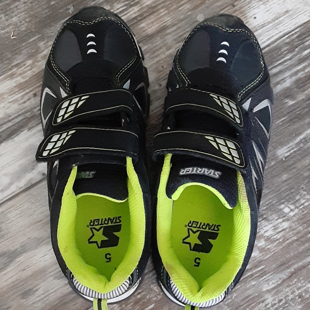 Tennis shoes